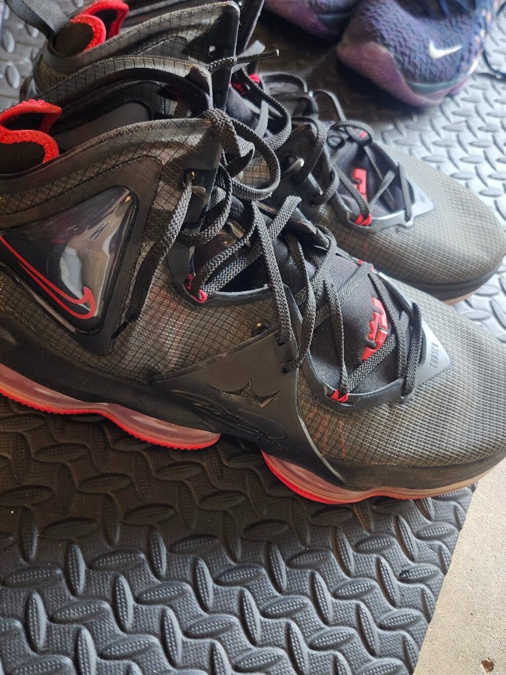 Nike Lebron 19 "Bred"